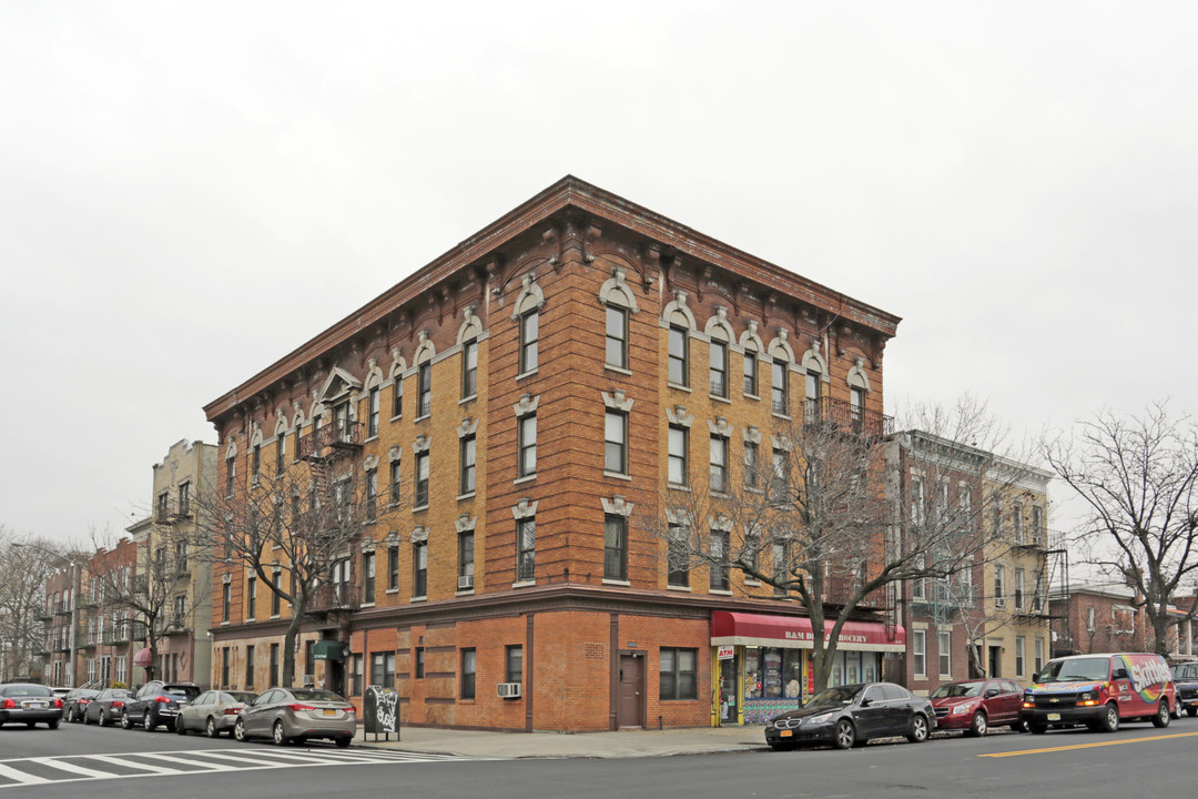 41-01 23rd Ave in Long Island City, NY - Building Photo