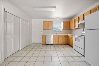 1118 W Goodwin St in Pleasanton, TX - Building Photo - Building Photo