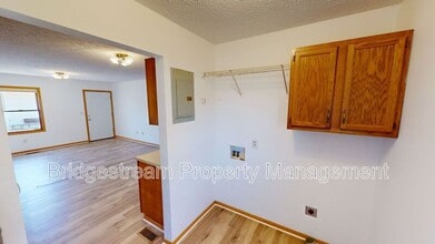 214 Woodsview Dr in Jeffersonville, OH - Building Photo - Building Photo