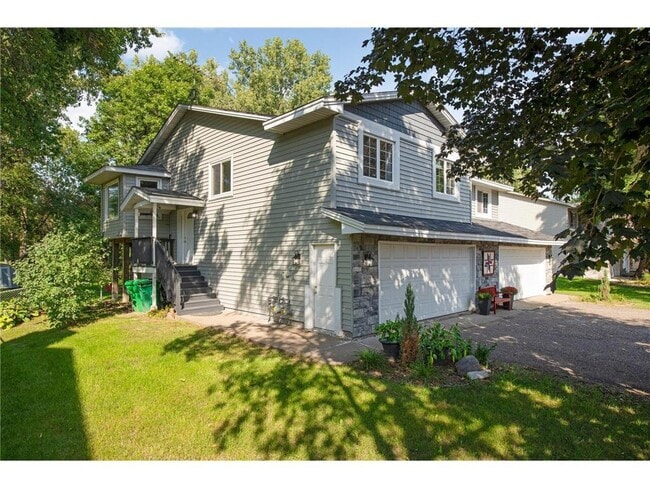 7357 France Ave N in Minneapolis, MN - Foto de edificio - Building Photo