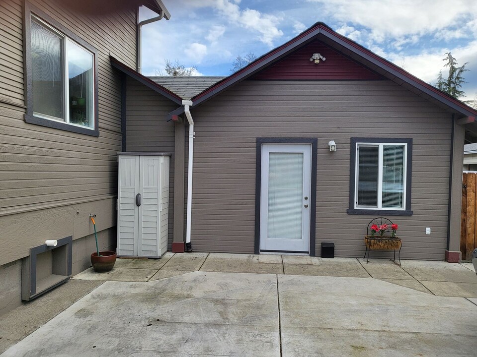 133 W Park St in Grants Pass, OR - Building Photo
