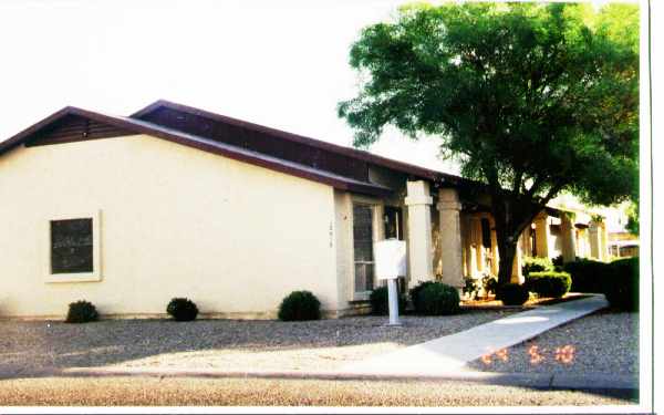 London Place Apartments in Youngtown, AZ - Foto de edificio