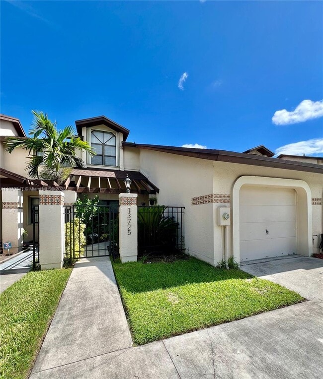 13725 SW 100th Terrace in Miami, FL - Building Photo - Building Photo