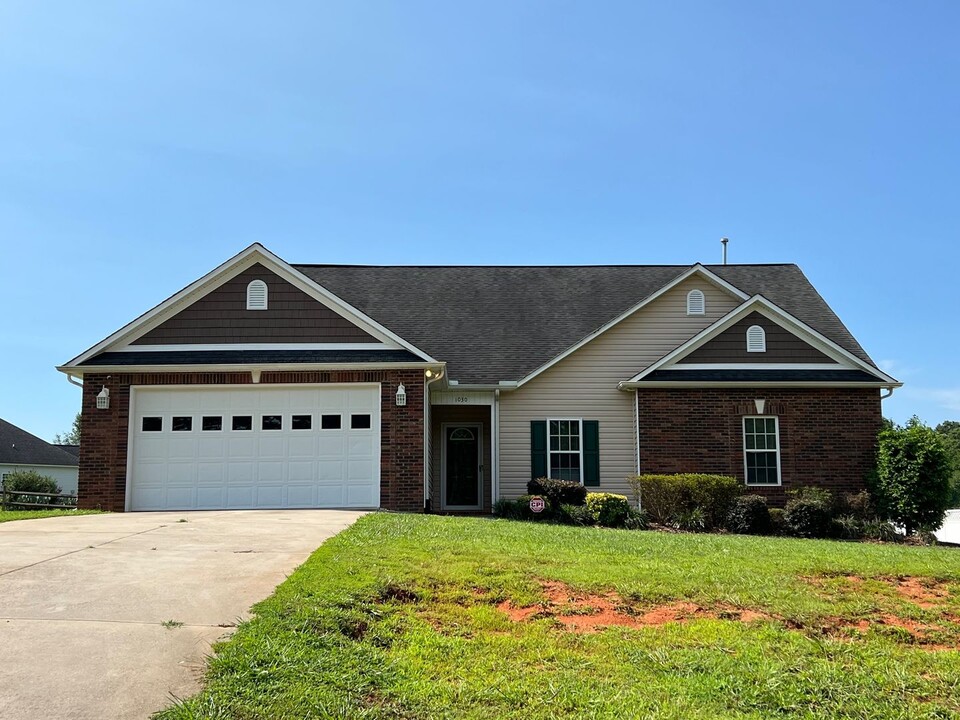 1030 Saxton Cir in Salisbury, NC - Building Photo