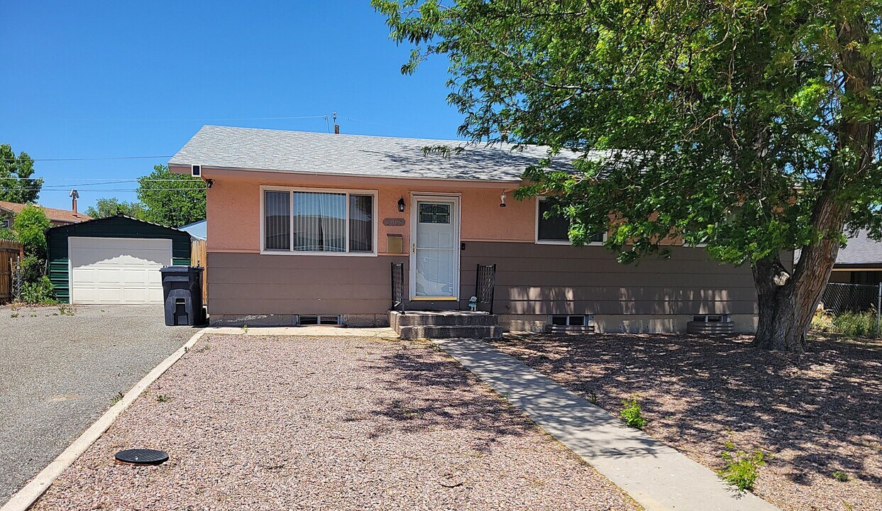 3937 Sheffield Ln in Pueblo, CO - Building Photo