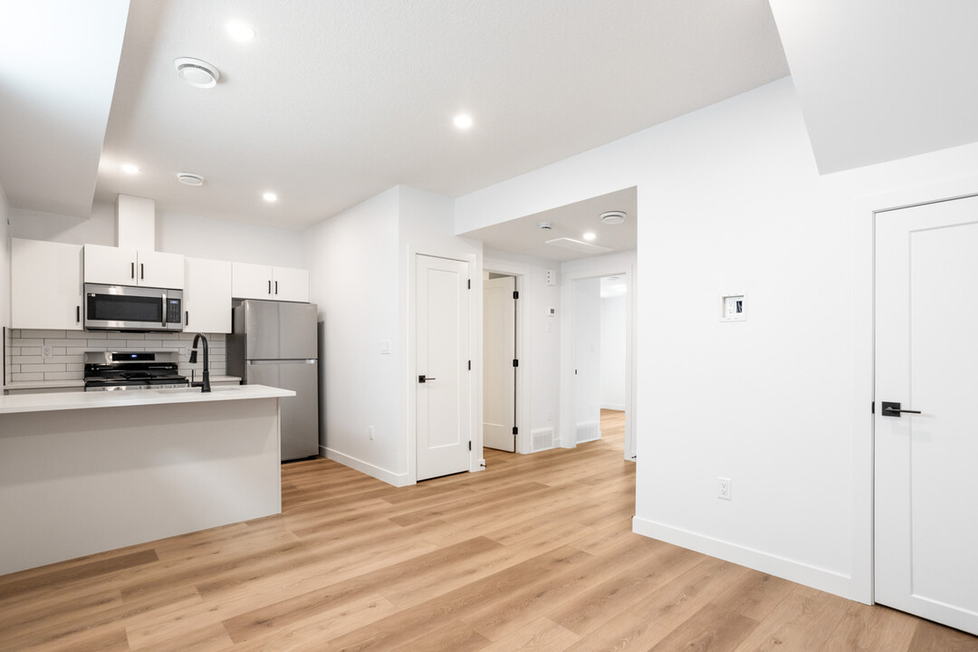 6516-6593 93 St NW in Edmonton, AB - Building Photo