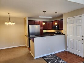 5252 Balboa Arms Dr in San Diego, CA - Building Photo