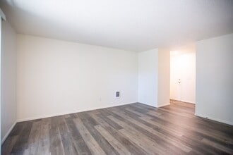 Barclay Square Apartments in Woodburn, OR - Building Photo - Building Photo
