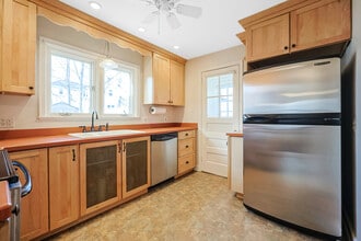 11 Acadia St in West Hartford, CT - Building Photo - Building Photo