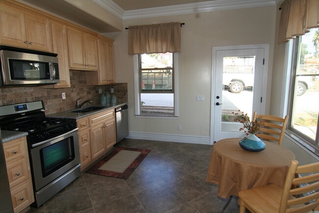 1202 Oak Ave in Carlsbad, CA - Building Photo - Building Photo