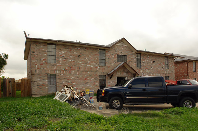 7584 Windsor Oaks in San Antonio, TX - Building Photo - Building Photo