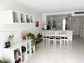 20500 W Country Club Dr in Miami, FL - Building Photo - Building Photo