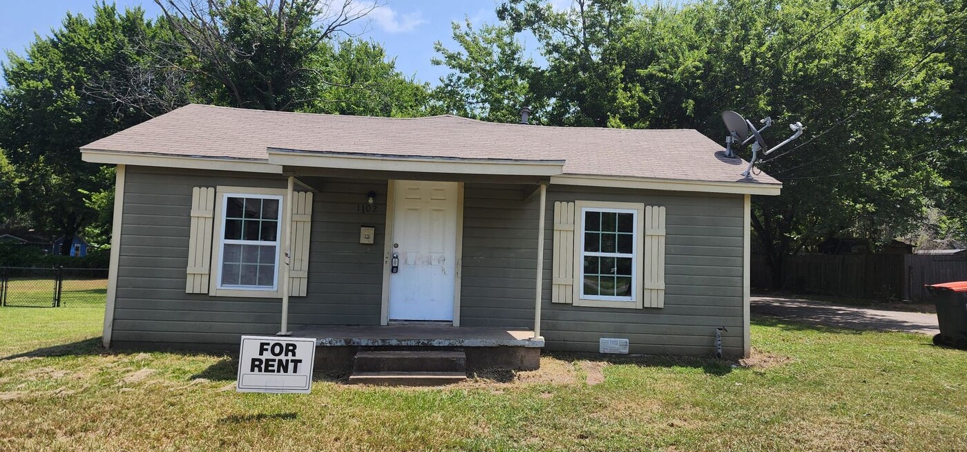 1102 14TH in Paris, TX - Building Photo