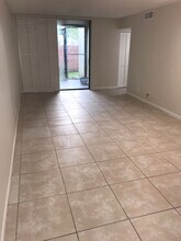 216 Lake Pointe Dr in Oakland Park, FL - Building Photo - Building Photo