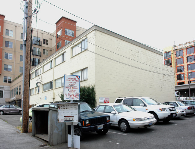 Queen Villa Apartments in Seattle, WA - Building Photo - Building Photo