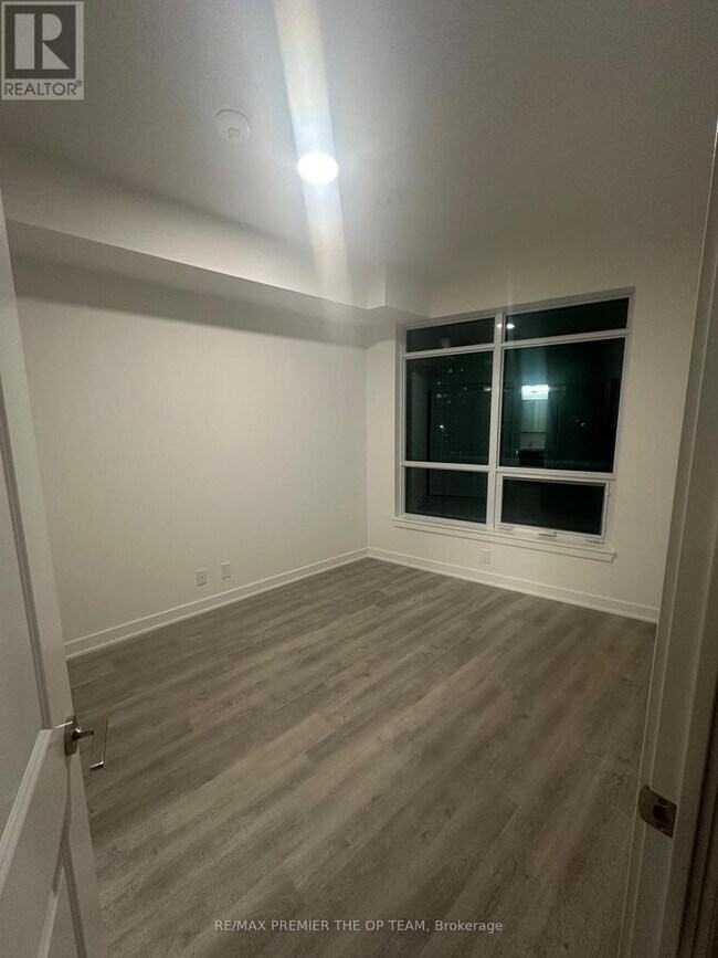 30 Upper Mall Wy in Vaughan, ON - Building Photo - Building Photo