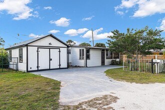 7818 SE Arrance St in Hobe Sound, FL - Building Photo - Building Photo