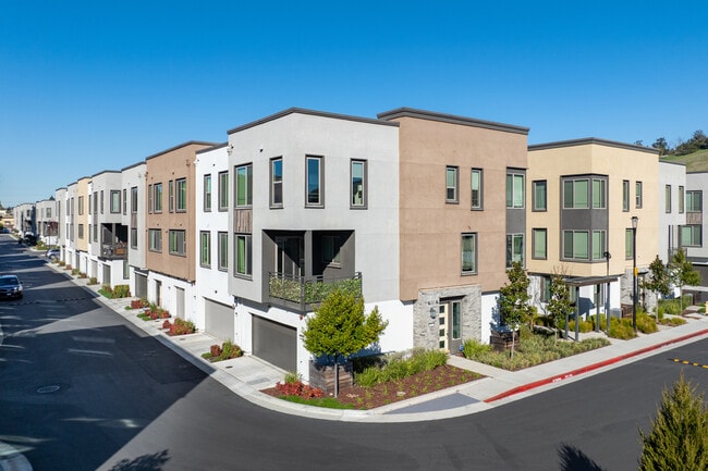 Mission Crossing in Hayward, CA - Foto de edificio - Building Photo