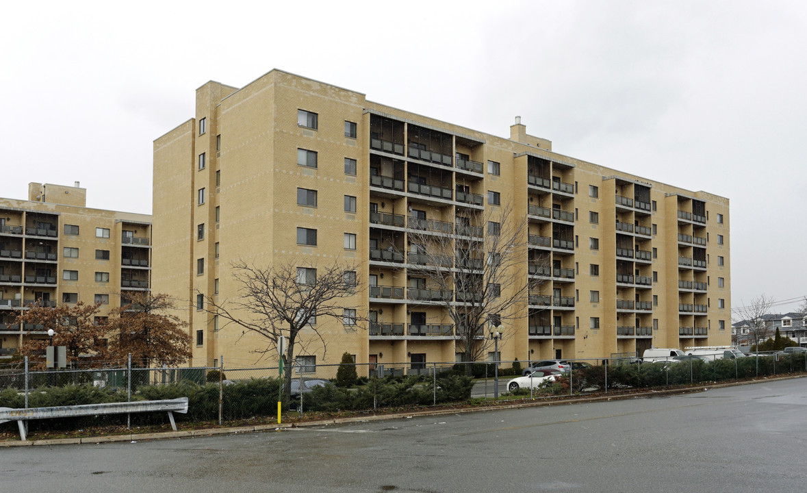 Springville Heights Condominiums in Staten Island, NY - Building Photo