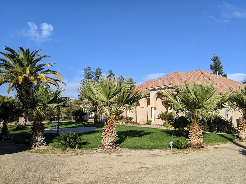 11550 S Henderson Rd in Caruthers, CA - Building Photo
