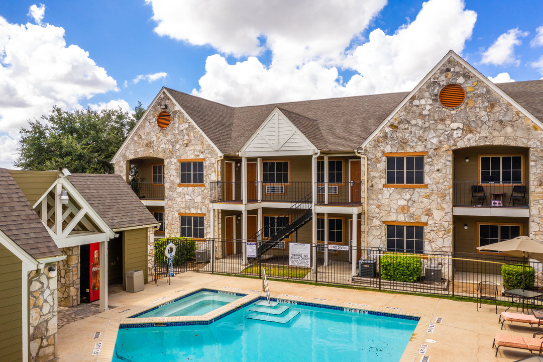 Madeira Apartments at Live Oak in Live Oak, TX - Building Photo