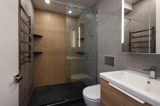 71-57 69th Pl in Queens, NY - Foto de edificio - Building Photo