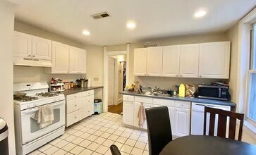 21 Bucknam St in Boston, MA - Foto de edificio - Building Photo