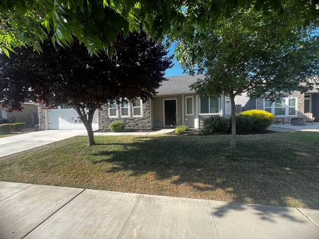 2619 Ship Rock Ave in Tulare, CA - Building Photo - Building Photo
