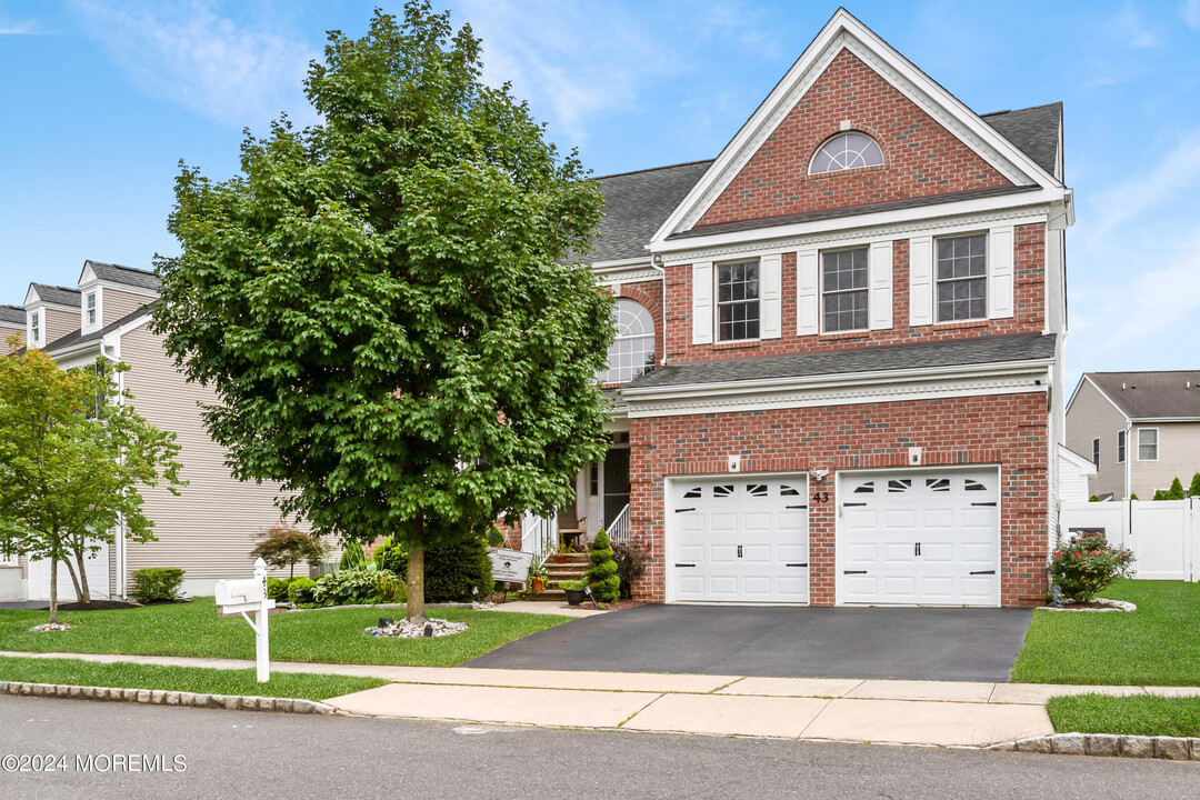 43 Springhouse Cir in Englishtown, NJ - Foto de edificio