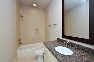 5813a Kiam St in Houston, TX - Building Photo