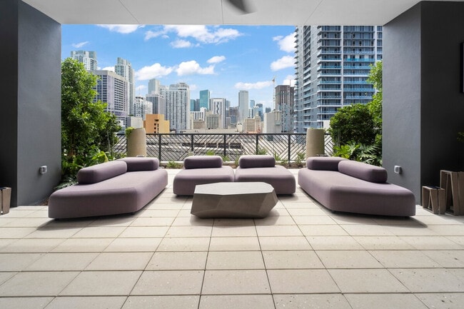 697 NE 1st Ave in Miami, FL - Building Photo - Building Photo