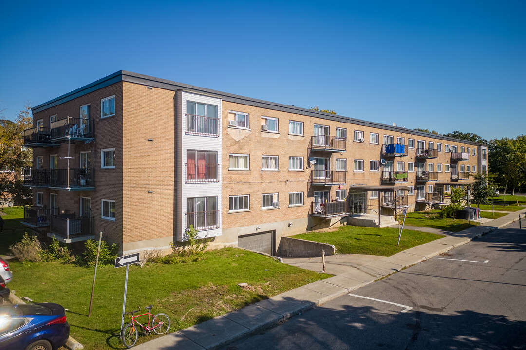 25 Marian Av in Dorval, QC - Building Photo