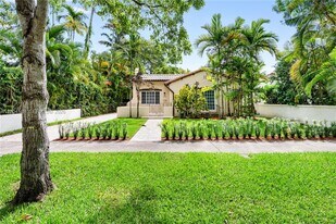 2413 N Greenway Dr in Coral Gables, FL - Building Photo
