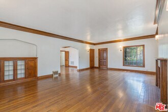 180 S Orange Dr in Los Angeles, CA - Foto de edificio - Building Photo
