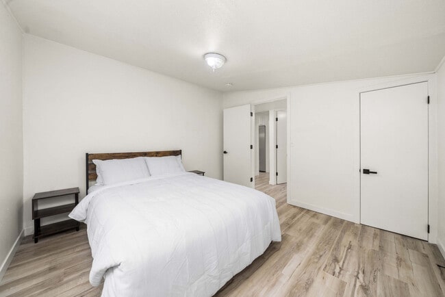 815 SW Cloverdale St in Seattle, WA - Building Photo - Building Photo