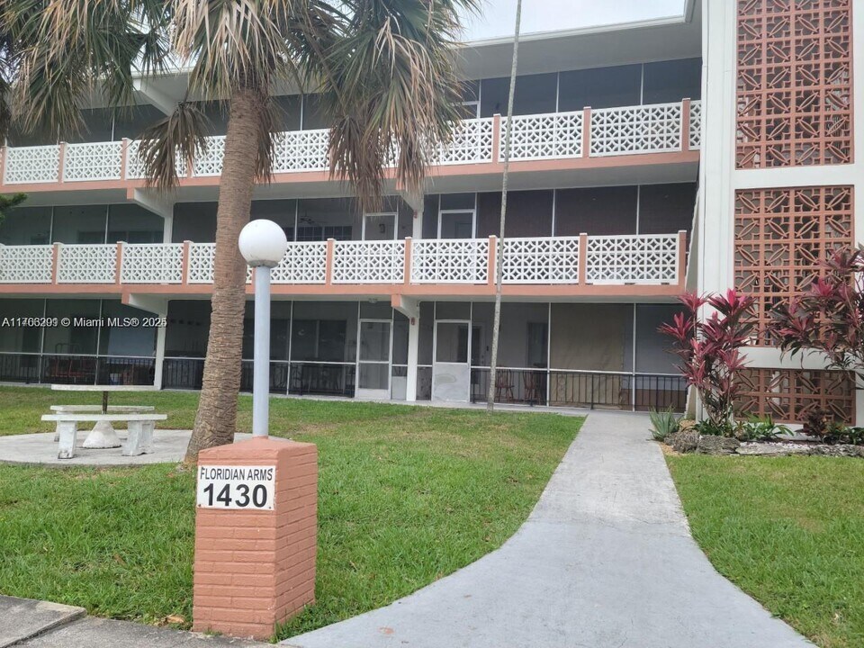 1430 NE 170th St in Miami, FL - Building Photo