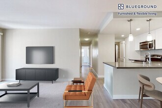 7205 Charmant Dr in San Diego, CA - Building Photo - Building Photo