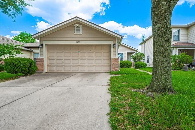 property at 8435 Westknoll Ln