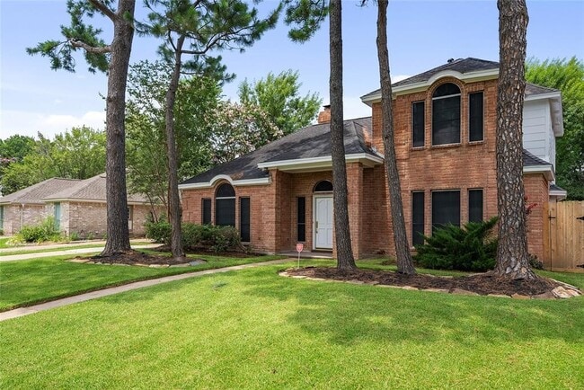 6738 W Greens Rd in Houston, TX - Foto de edificio - Building Photo