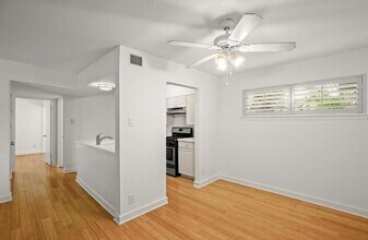 2303 East Side Dr, Unit 219 in Austin, TX - Building Photo - Building Photo