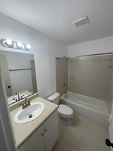 3007 SE Birch Ave-Unit -3007 in Stuart, FL - Foto de edificio - Building Photo