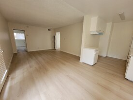 13531 Wyandotte St, Unit 9 in Los Angeles, CA - Building Photo