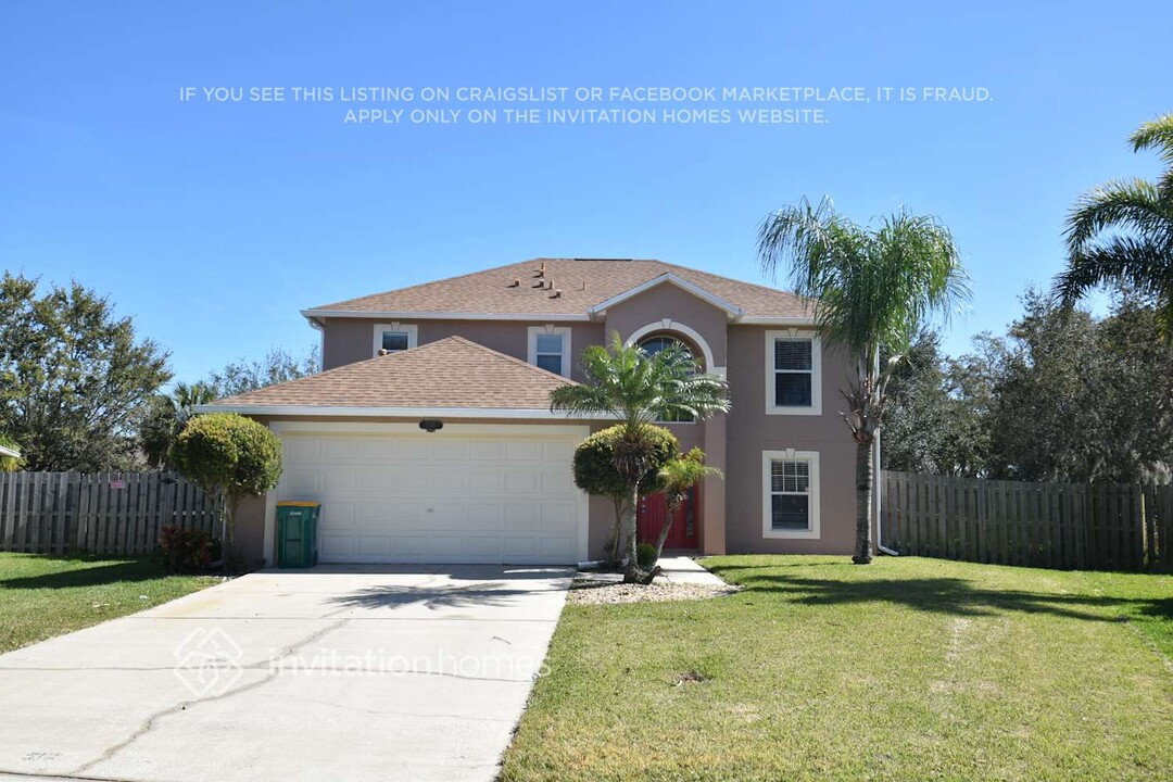 2210 Brookshire Cir in West Melbourne, FL - Building Photo