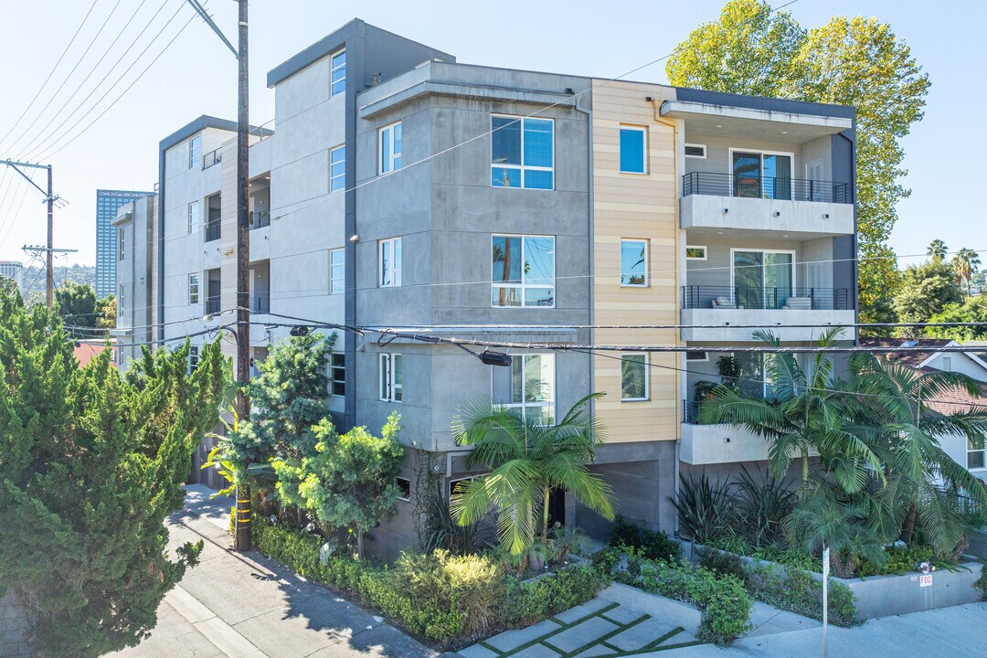 10718 Acama Street in North Hollywood, CA - Building Photo