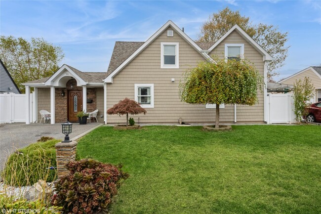 96 Kingfisher Rd in Levittown, NY - Foto de edificio - Building Photo