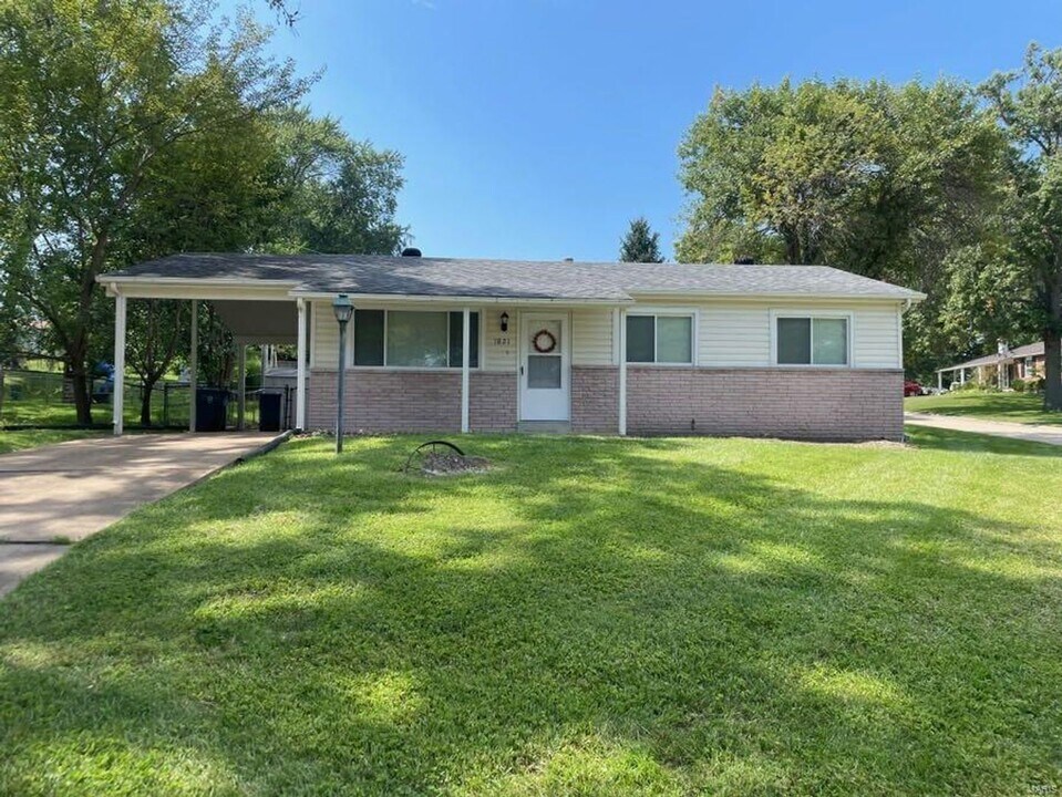 1821 Schulte Hill Dr in Maryland Heights, MO - Building Photo