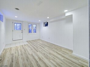 240 Acabonack Rd in Highland Lakes, NJ - Foto de edificio - Building Photo