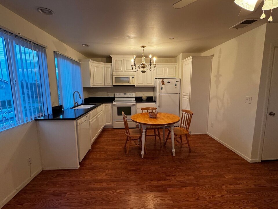 3190 Claremore Ave in Long Beach, CA - Building Photo