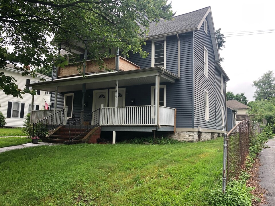 814 W Gray St, Unit B in Elmira, NY - Building Photo