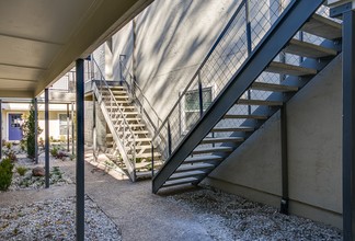 Douglas Flats in Dallas, TX - Foto de edificio - Building Photo